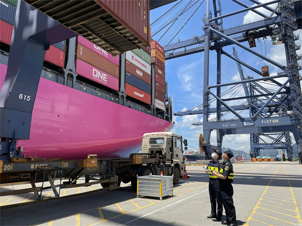 2、大鵬海關(guān)監(jiān)管全球最大的集裝箱貨輪之一 謝克宇 攝.jpg