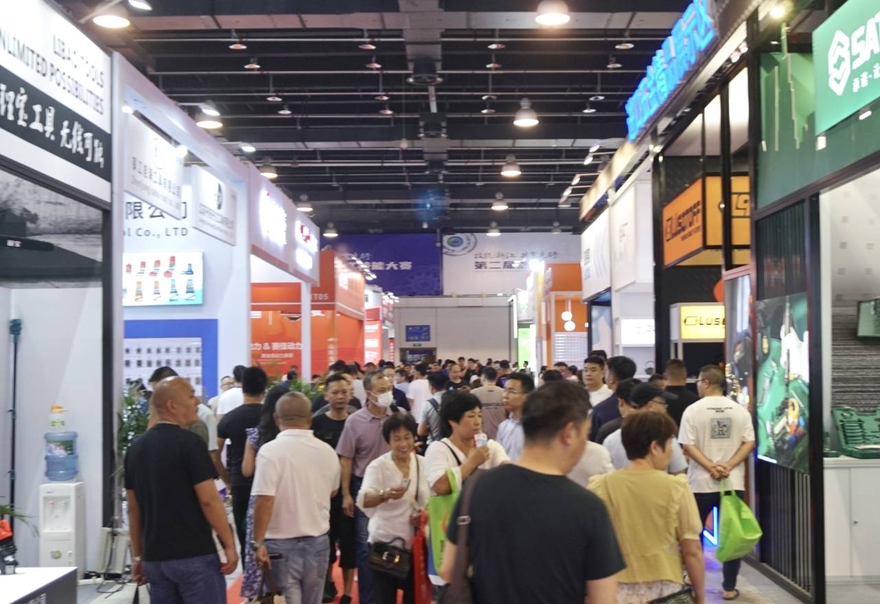 圖2圖說 現(xiàn)場(chǎng)觀展群眾熱情高漲.jpeg