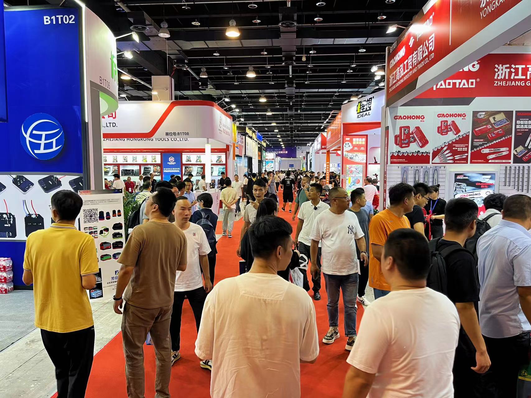 圖3圖說:參展觀眾絡(luò)繹不絕 郭興超攝.jpg