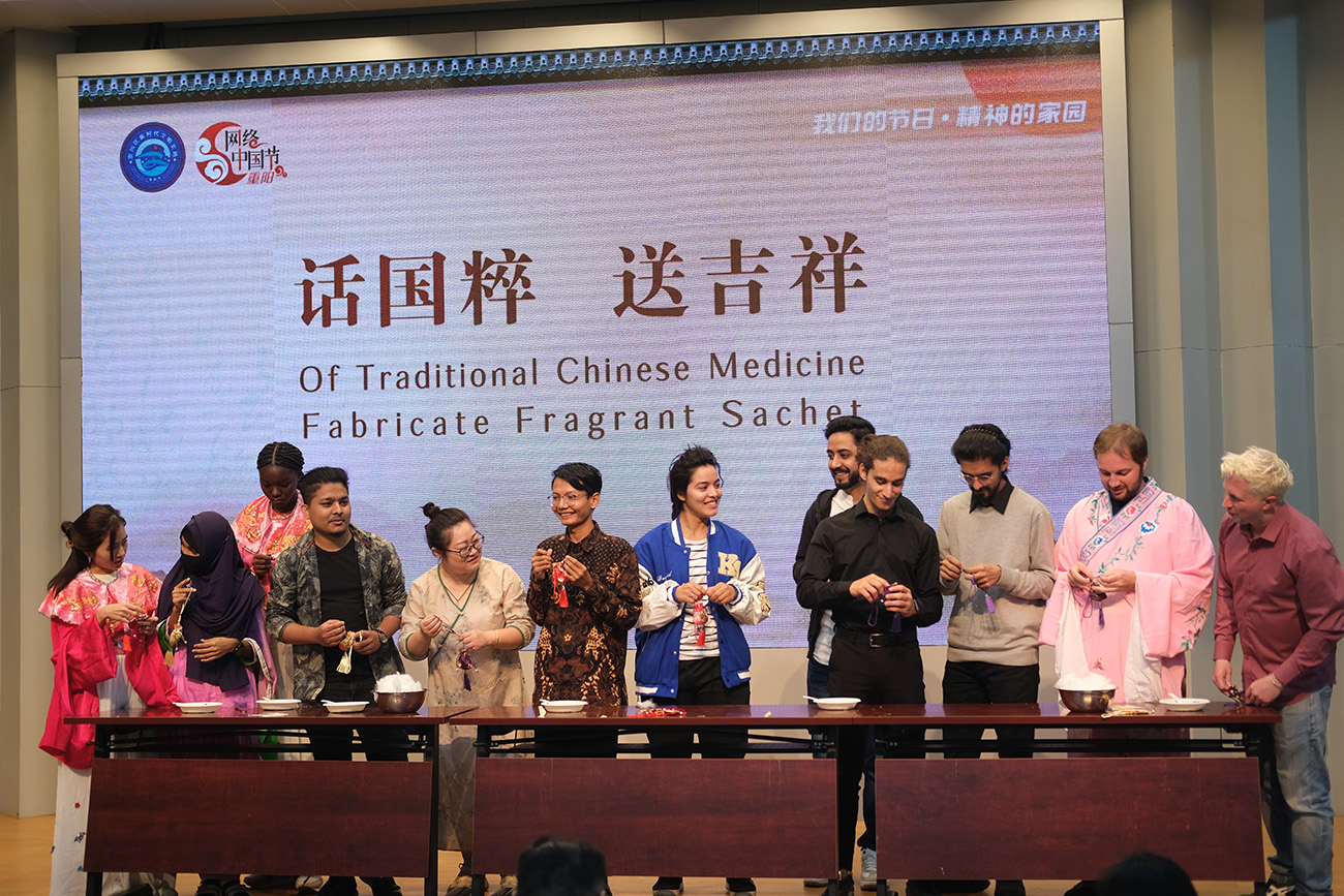 外國(guó)友人做茱萸香囊，了解、參與、體驗(yàn)中醫(yī)藥文化。.JPG