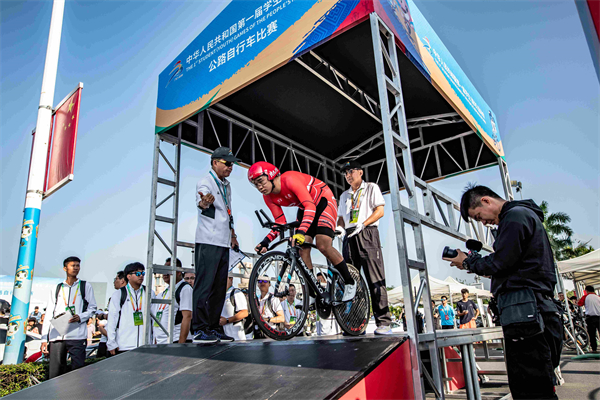 圖三:參賽選手蓄勢(shì)待發(fā)(組委會(huì)供圖).jpg