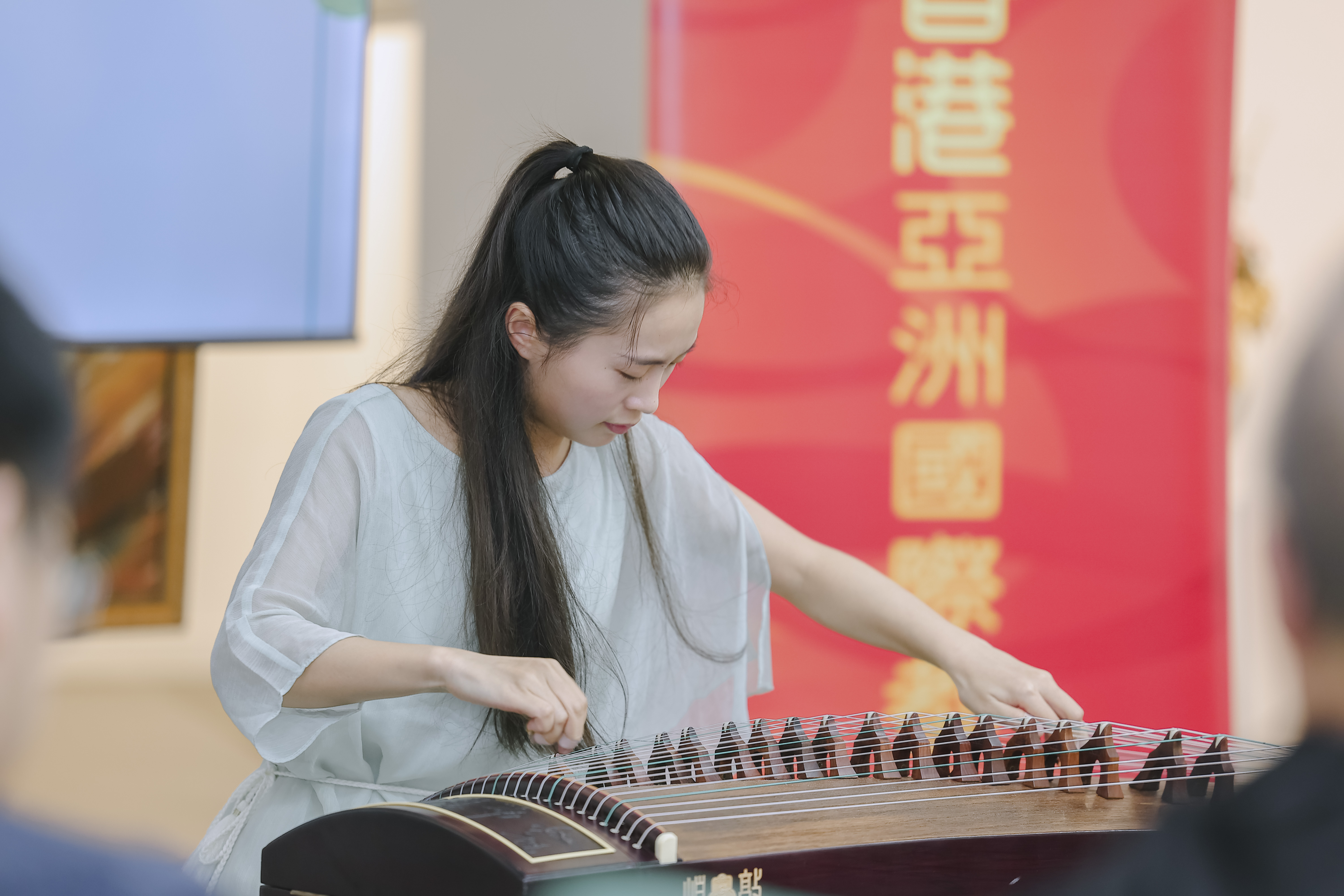 圖2圖說 浙江音樂學(xué)院同學(xué)表演古箏.jpg