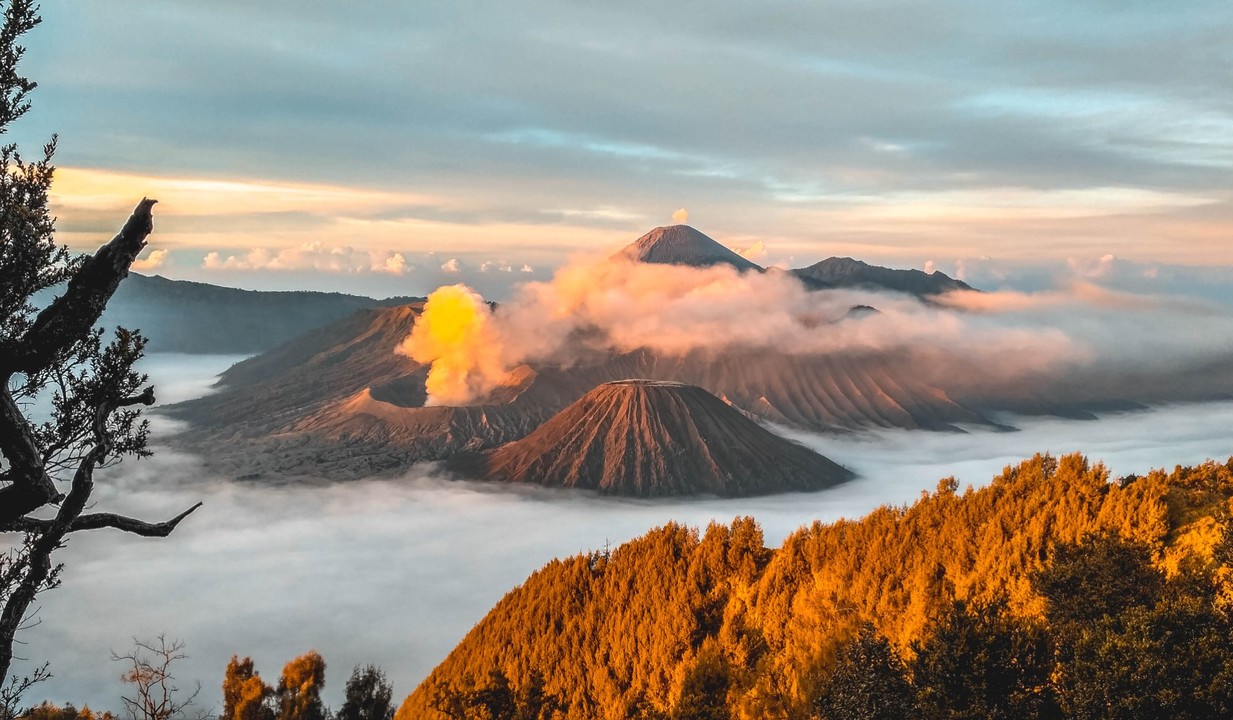 Surabaya - Mount Bromo 婆羅摩火山坐落在印度尼西亞,距離泗水大約150公里.jpg