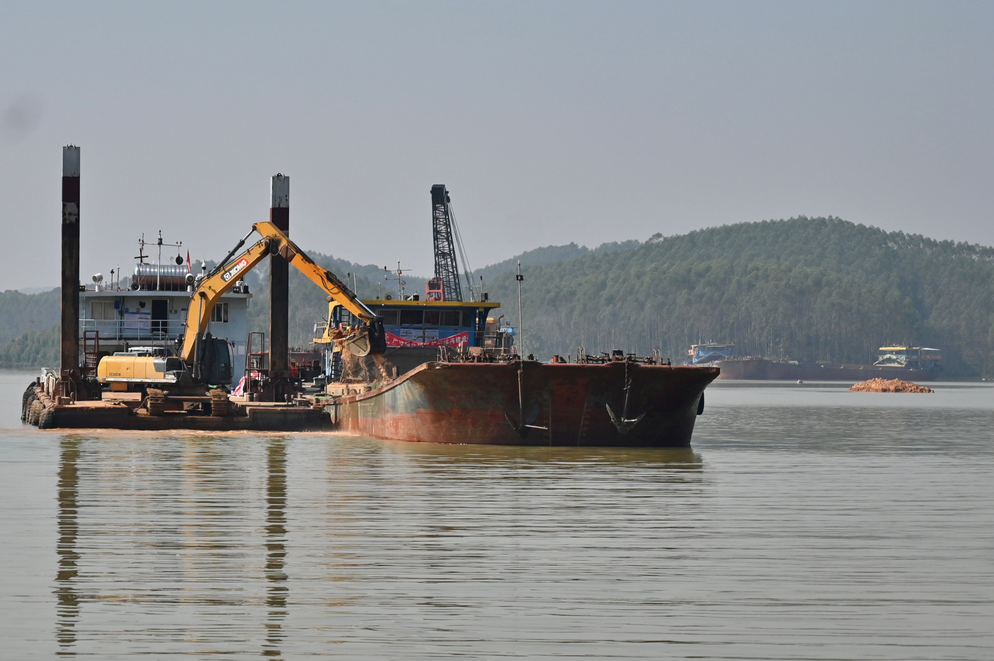 圖二:抓斗船正在進行土石方開挖作業(yè) (俞靖 攝).jpg