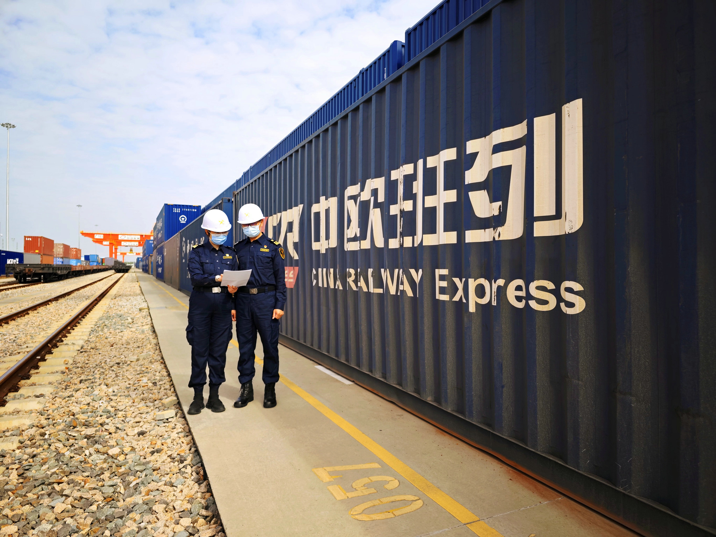 廣州海關(guān)所屬廣州車站海關(guān)關(guān)員對中歐班列集裝箱進(jìn)行監(jiān)管.jpg