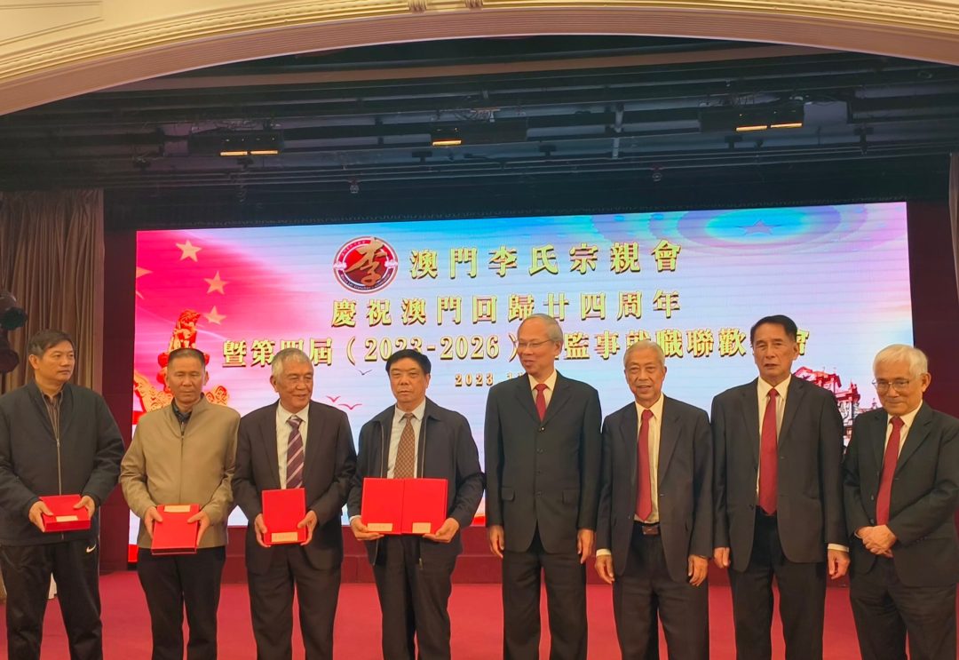 3，向南雄珠璣巷李氏大宗祠管理委員會(huì)致送紀(jì)念品.jpg