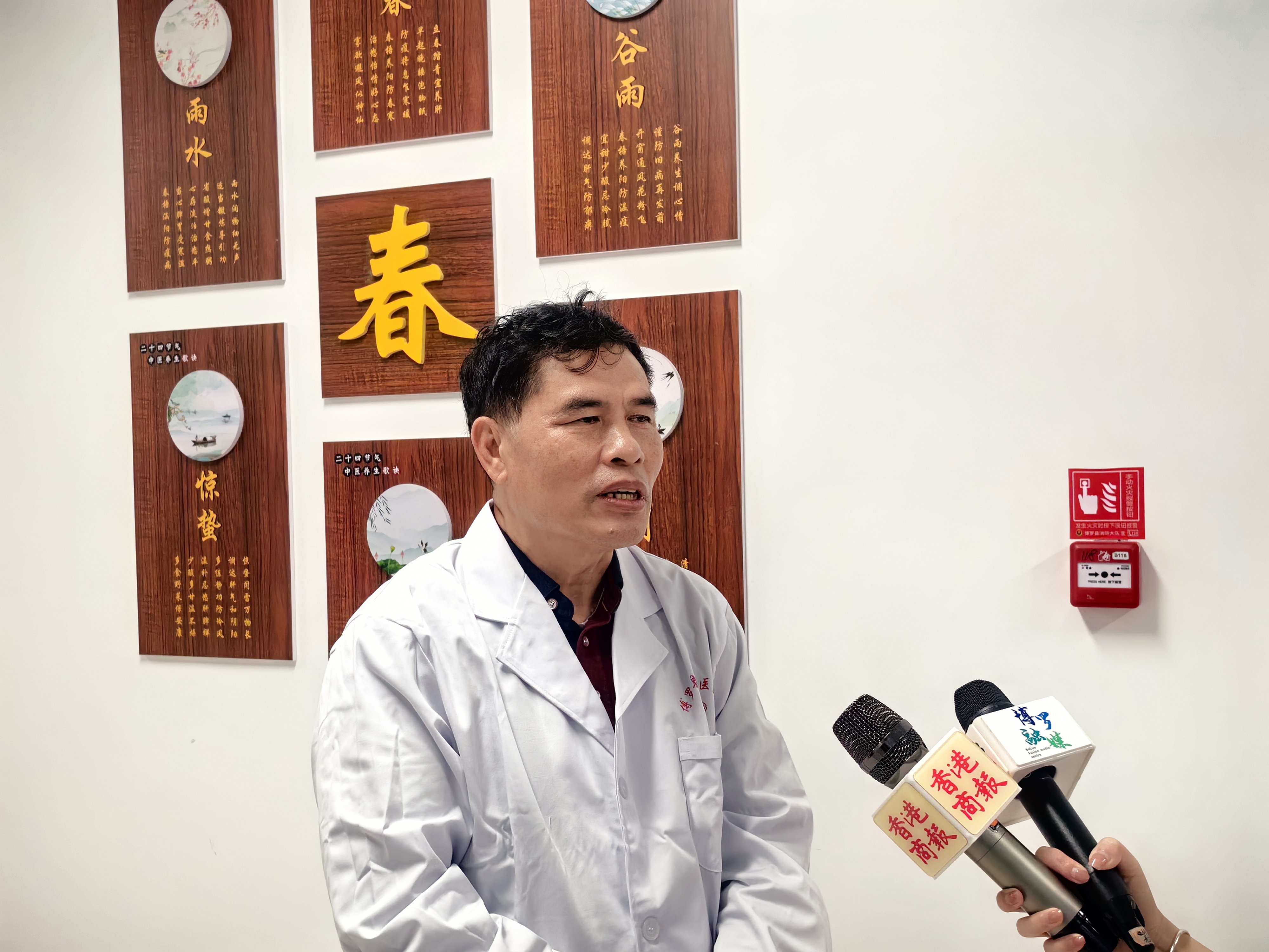 2、國(guó)醫(yī)大師鄧鐵濤學(xué)術(shù)傳承團(tuán)隊(duì)成員，廣州中醫(yī)藥大學(xué)副教授、副主任醫(yī)師冼建春在接受記者採(cǎi)訪.jpg