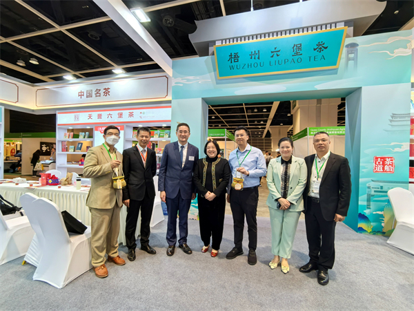圖二：商務及經(jīng)濟發(fā)展局副局長陳百里等嘉賓蒞臨梧州六堡茶展位參觀   蔡啟文攝.jpg