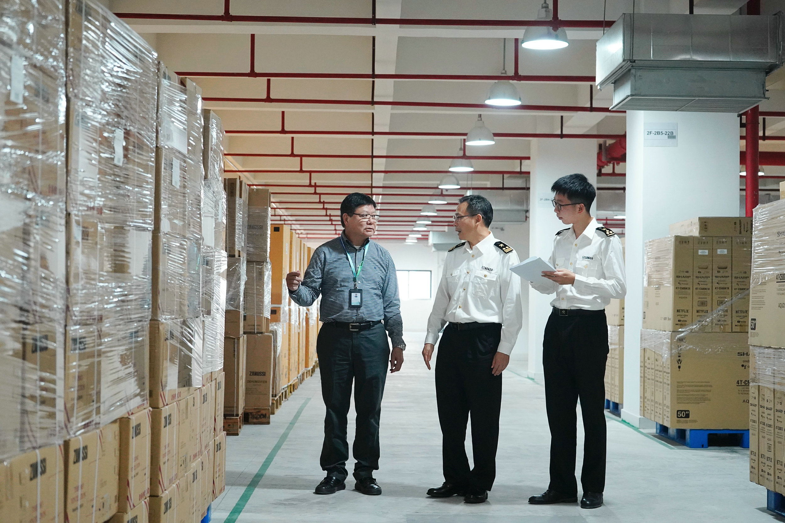 2：橫琴海關(guān)關(guān)員在大昌行監(jiān)管暫存貨物 徐夢超攝.jpg