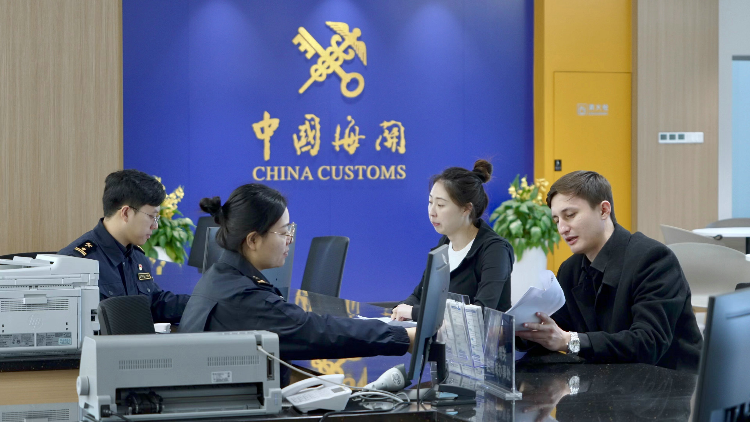 2、廣州海關(guān)所屬佛山海關(guān)駐南海辦事處關(guān)員指導(dǎo)企業(yè)辦理進(jìn)口貨物申報(bào)業(yè)務(wù).jpg