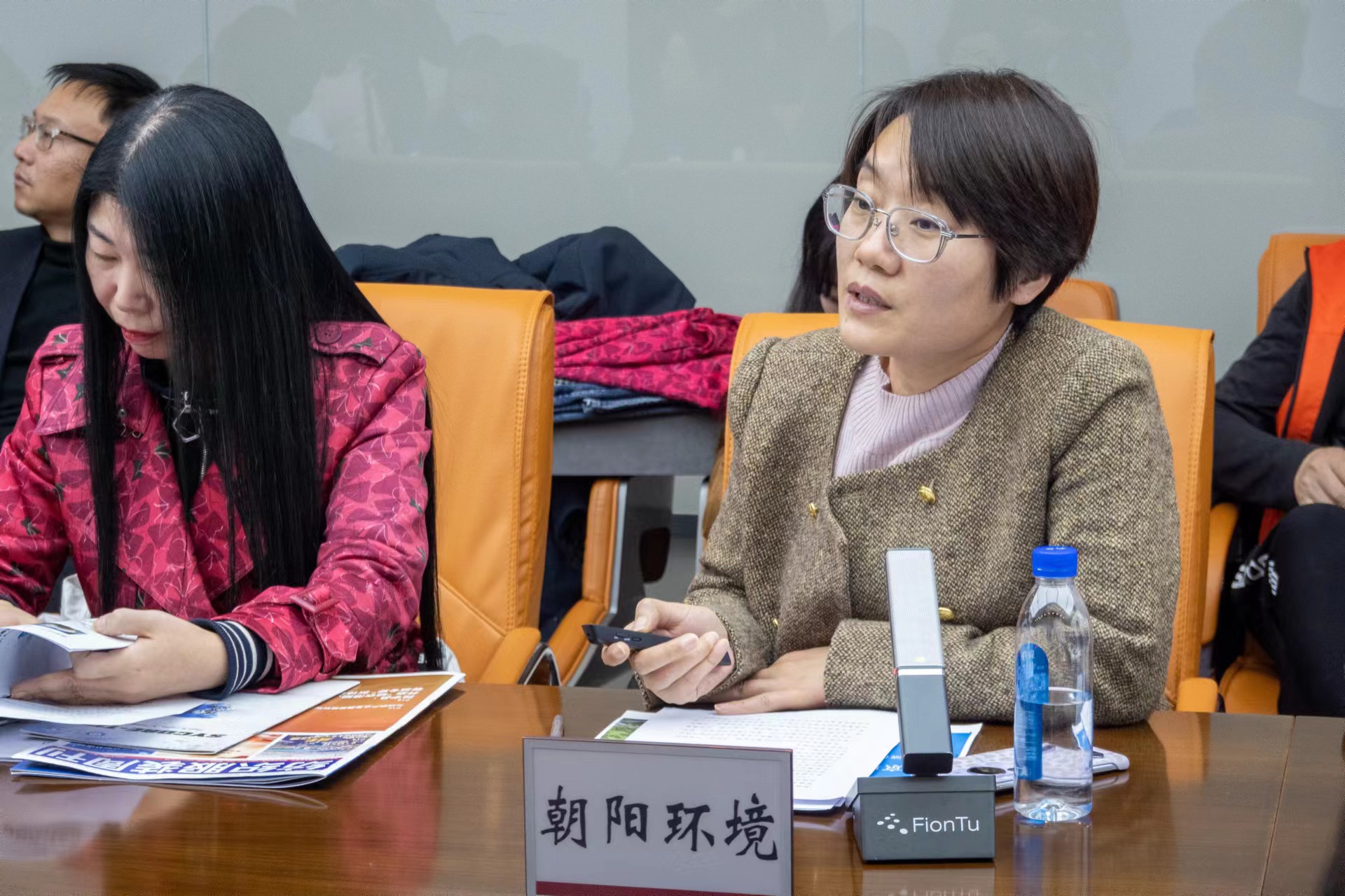 圖片五：北京朝陽環(huán)境集團(tuán)有限公司戰(zhàn)略投資部經(jīng)理、綠色經(jīng)濟(jì)協(xié)副會長張艷會進(jìn)行企業(yè)介紹.jpg