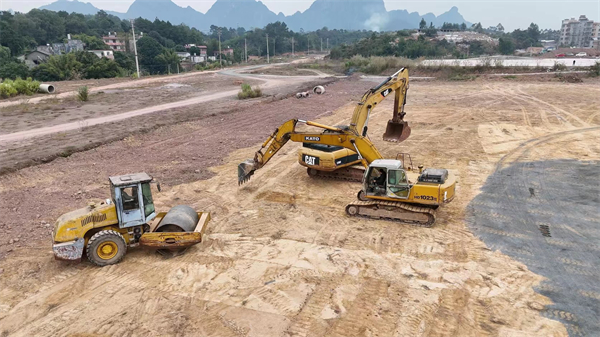 圖二:挖掘機(jī)在現(xiàn)場(chǎng)作業(yè) (圖片來(lái)源於張桐千 陳奮 楊天杭).jpg