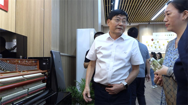 圖1圖說： 陳海倫向客戶介紹海倫鋼琴   攝影：斌卓.jpg