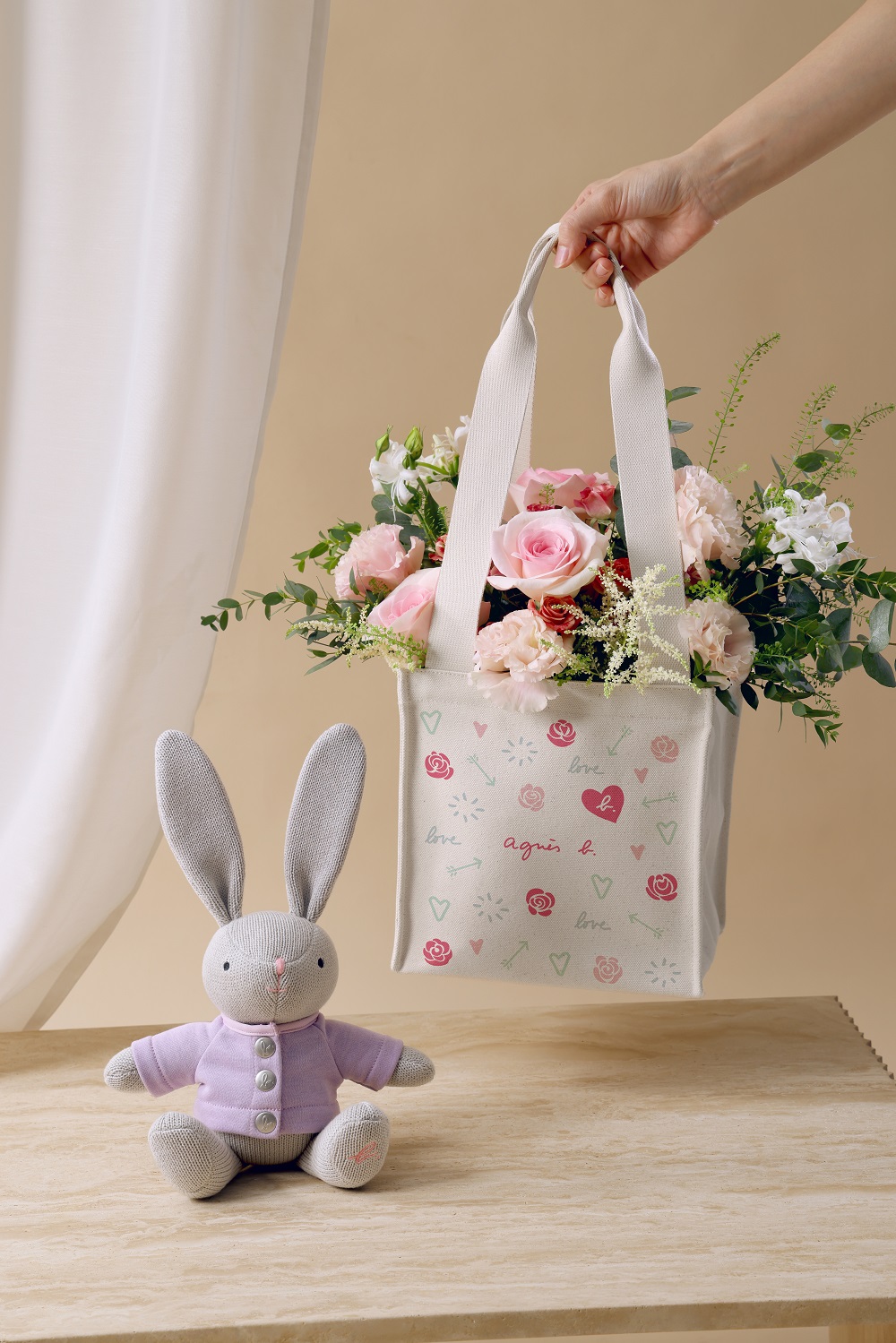 節(jié)日限定精美花袋顯心思 兔公仔倍添可愛(ài)氣息 (2).jpg