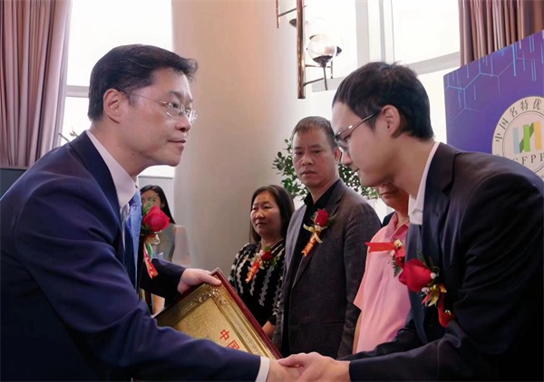 圖三：香港特別行政區(qū)政府駐廣西聯(lián)絡處主任王卓然為獲認證的商品頒發(fā)「名特優(yōu)商品評價認定證書」  （主辦方供圖）.jpg