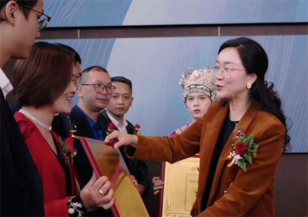 圖四：中國國際貿易促進委員會廣西分會黨組書記、會長楊雁雁為獲認證的商品頒發(fā)「名特優(yōu)商品評價認定證書」  （主辦方供圖）.jpg