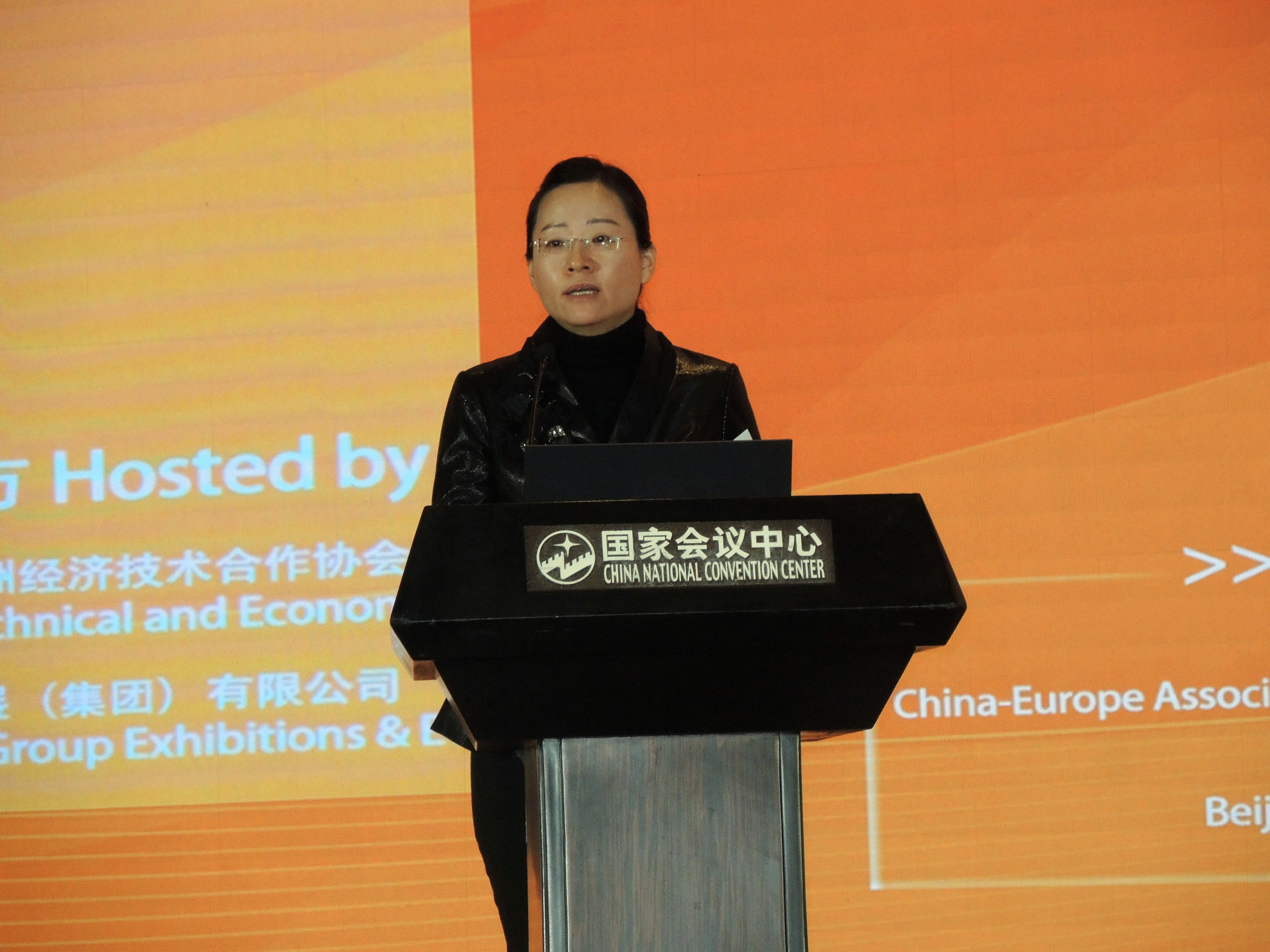 圖片3：北京市國際服務(wù)貿(mào)易事務(wù)中心副主任周玲代表中方領(lǐng)導(dǎo)致辭.jpg