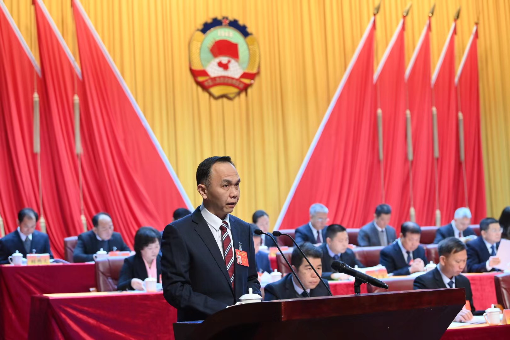 4、惠陽區(qū)政協(xié)主席黃智勇代表常委會向大會作報告 (1).jpg