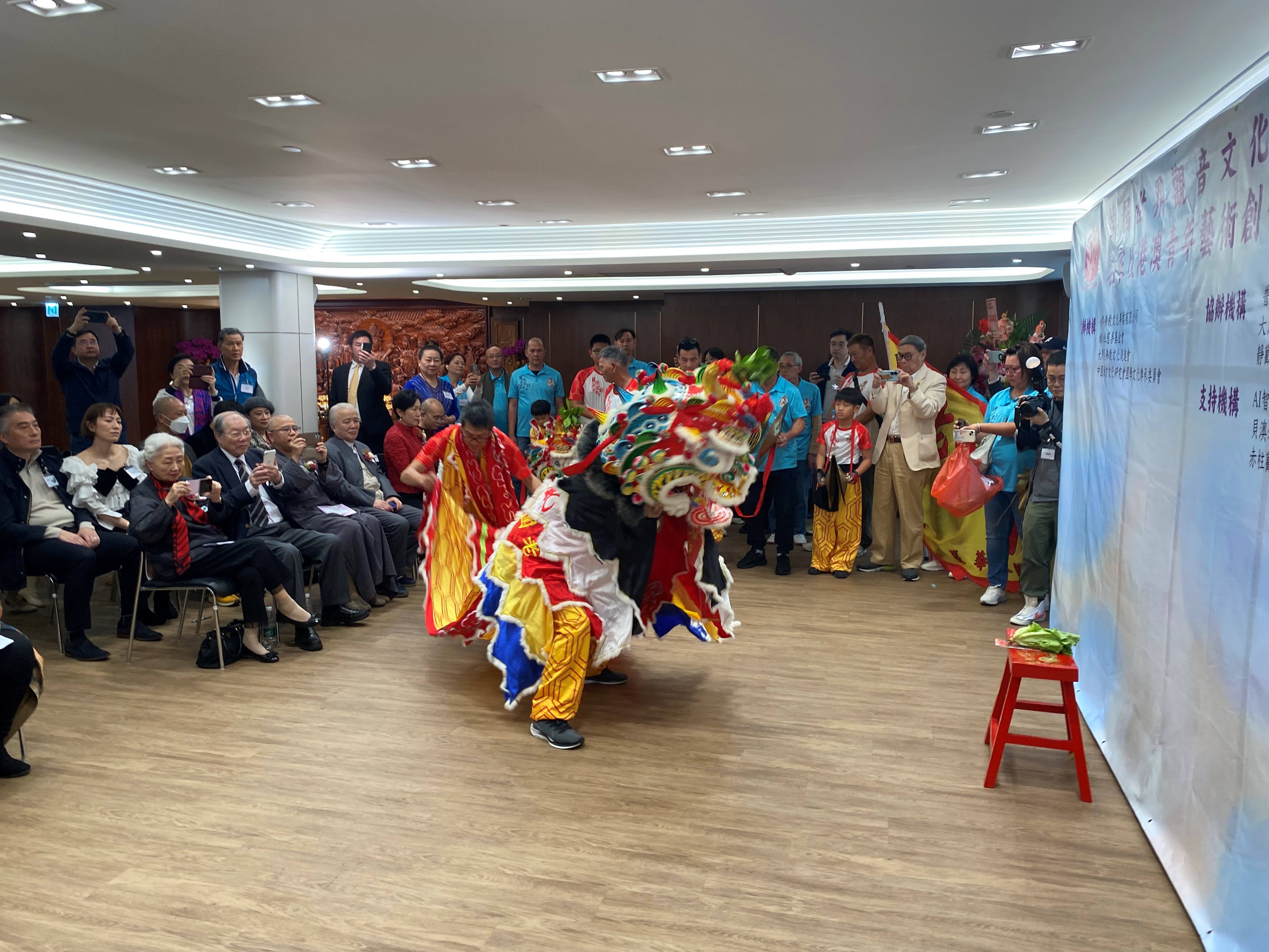 圖二:大嶼山貝澳老圍村青少年隊舞麒麟的精彩表演 (主辦方供圖).jpg