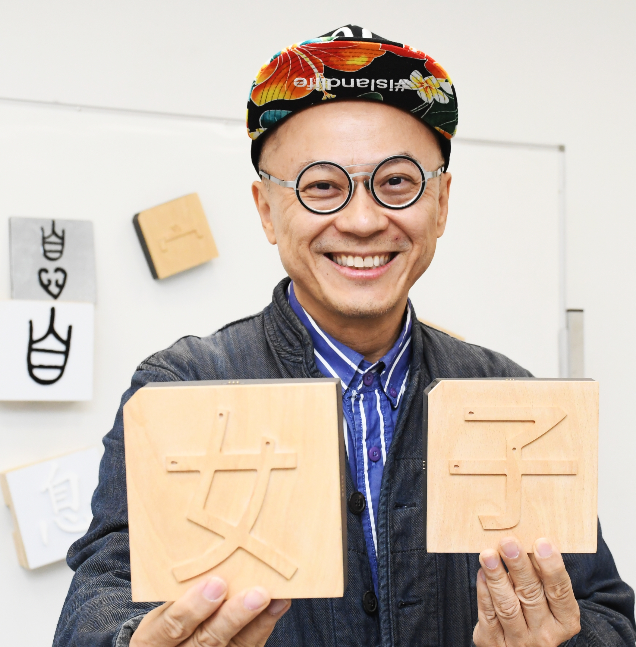 5： 洪強(qiáng)在每一筆筆畫的開頭製作凹槽位讓視障人士去觸摸，從而感受漢字的結(jié)構(gòu)美。 .jpg