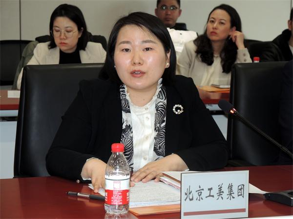 圖片4：北京工美集團(tuán)有限責(zé)任公司黨委副書記、工會(huì)主席、副總經(jīng)理、總法律顧問張瑩進(jìn)行企業(yè)介紹及媒體互動(dòng).jpg