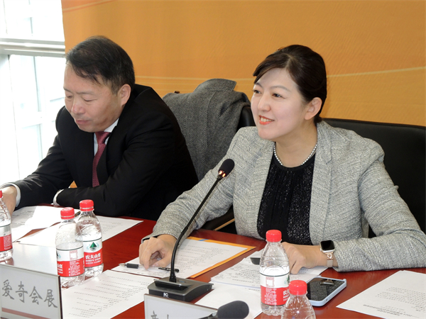 圖片6：亞洲數(shù)據(jù)集團(tuán)常務(wù)副總裁、愛奇會(huì)展集團(tuán)總裁張莉發(fā)言並回答媒體提問.jpg