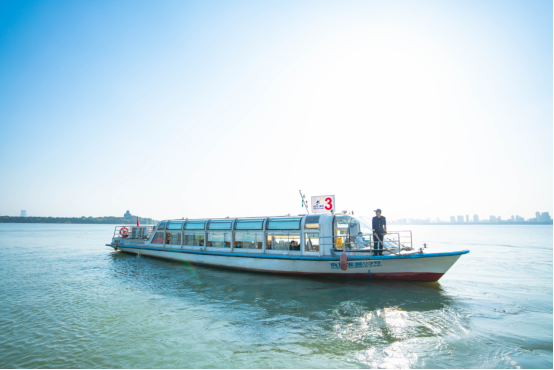 圖2 ：金雞湖水上公共巴士先行開(kāi)通運(yùn)營(yíng)的月光碼頭至望湖閣碼頭往返航線，將成為串聯(lián)起園區(qū)湖東、湖西兩大商圈的水上通道（主辦方供圖）.png