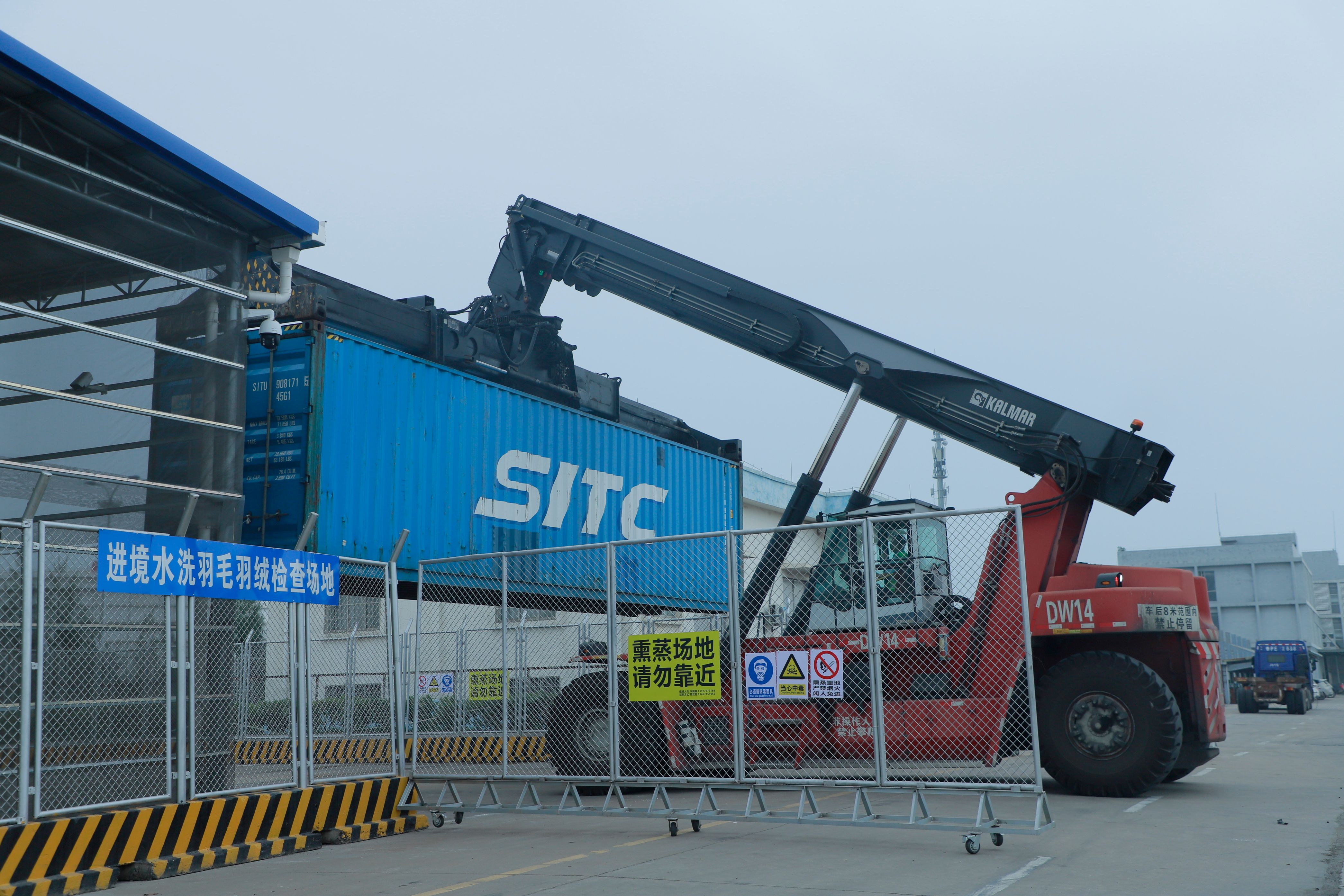 2.貨物轉(zhuǎn)運(yùn)至海關(guān)監(jiān)管場(chǎng)地（廣西北部灣港集團(tuán)供圖）.jpg