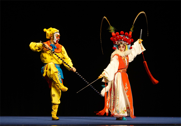 圖2：由名家傳承的經(jīng)典折子戲《西遊記·借扇》張月明 飾 鐵扇公主；田陽 飾 孫悟空（昆山市文體廣電和旅遊局供圖）.jpg