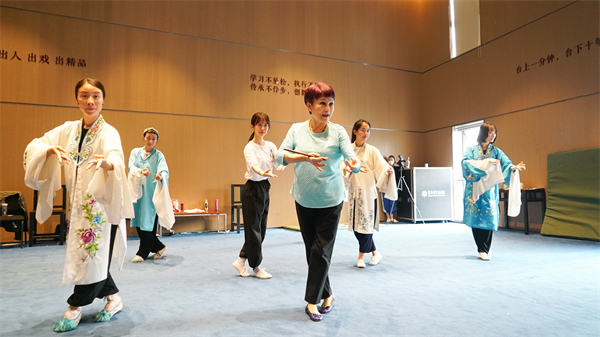 圖3：昆山每年邀請昆曲名家大師回到昆曲故里相聚， 為年青一代昆曲演員傳授演唱技藝、手把手指導經(jīng)典劇目（昆山市文體廣電和旅遊局供圖）.jpg