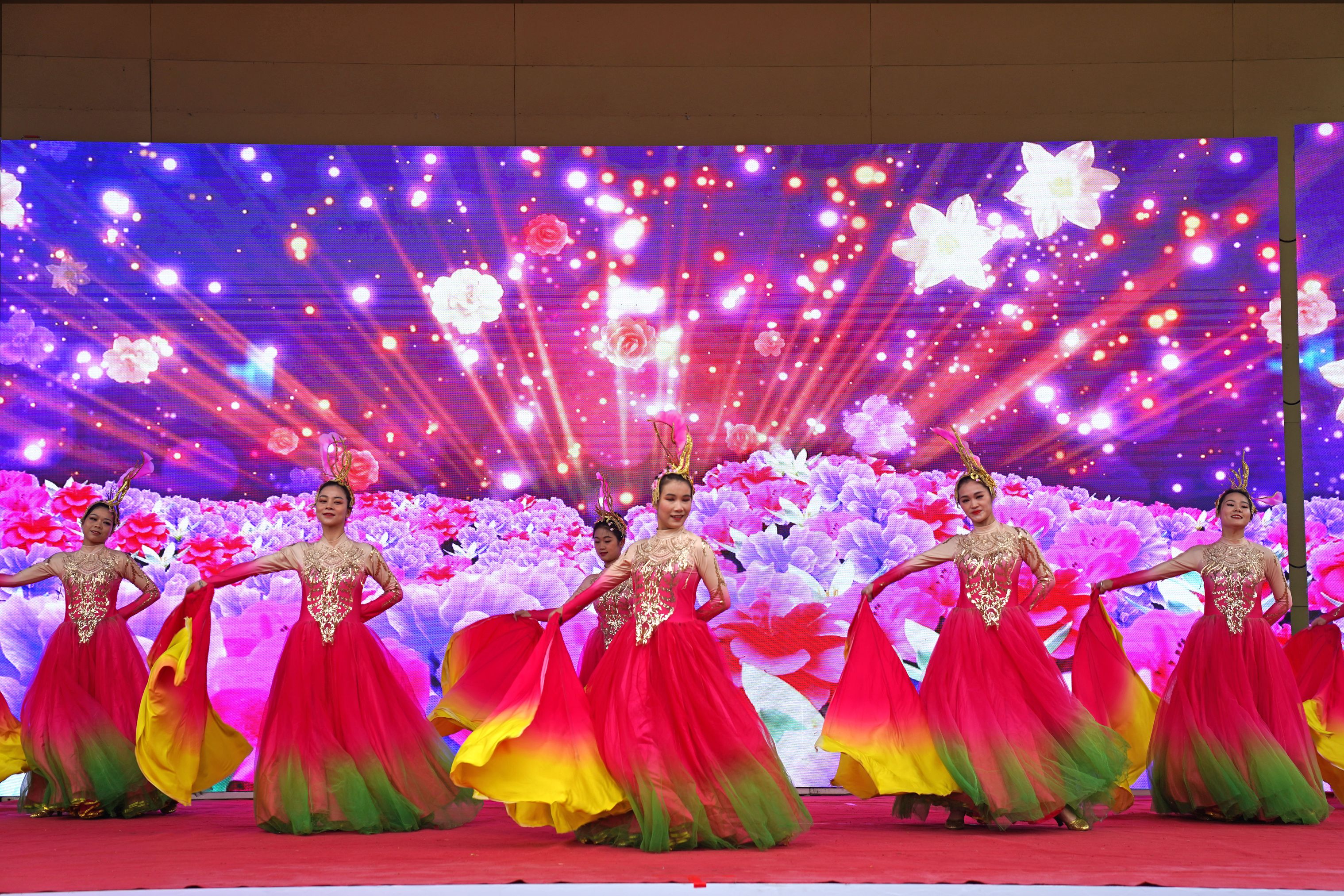 2、歌舞節(jié)目《萬(wàn)紫千紅》（廣西容縣融媒體中心供圖）.jpg