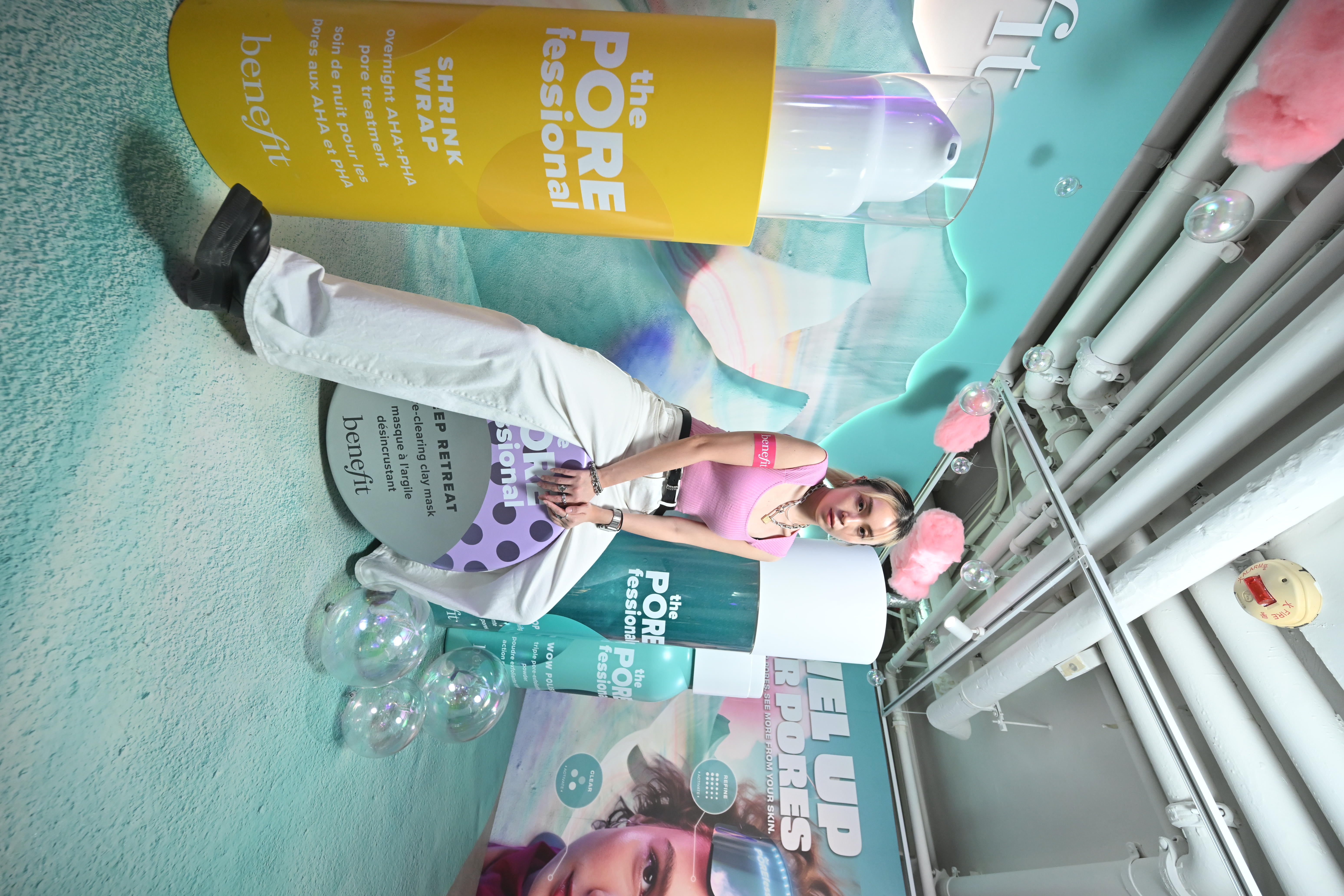 打完機(jī)後更可移步到旁邊的打卡位拍照，打卡位模仿成PORE CARE 遊戲世界般，產(chǎn)品化身成巨大模型，配合立體的粉紅雲(yún)朵及波波，充滿夢(mèng)幻感！ (3).JPG