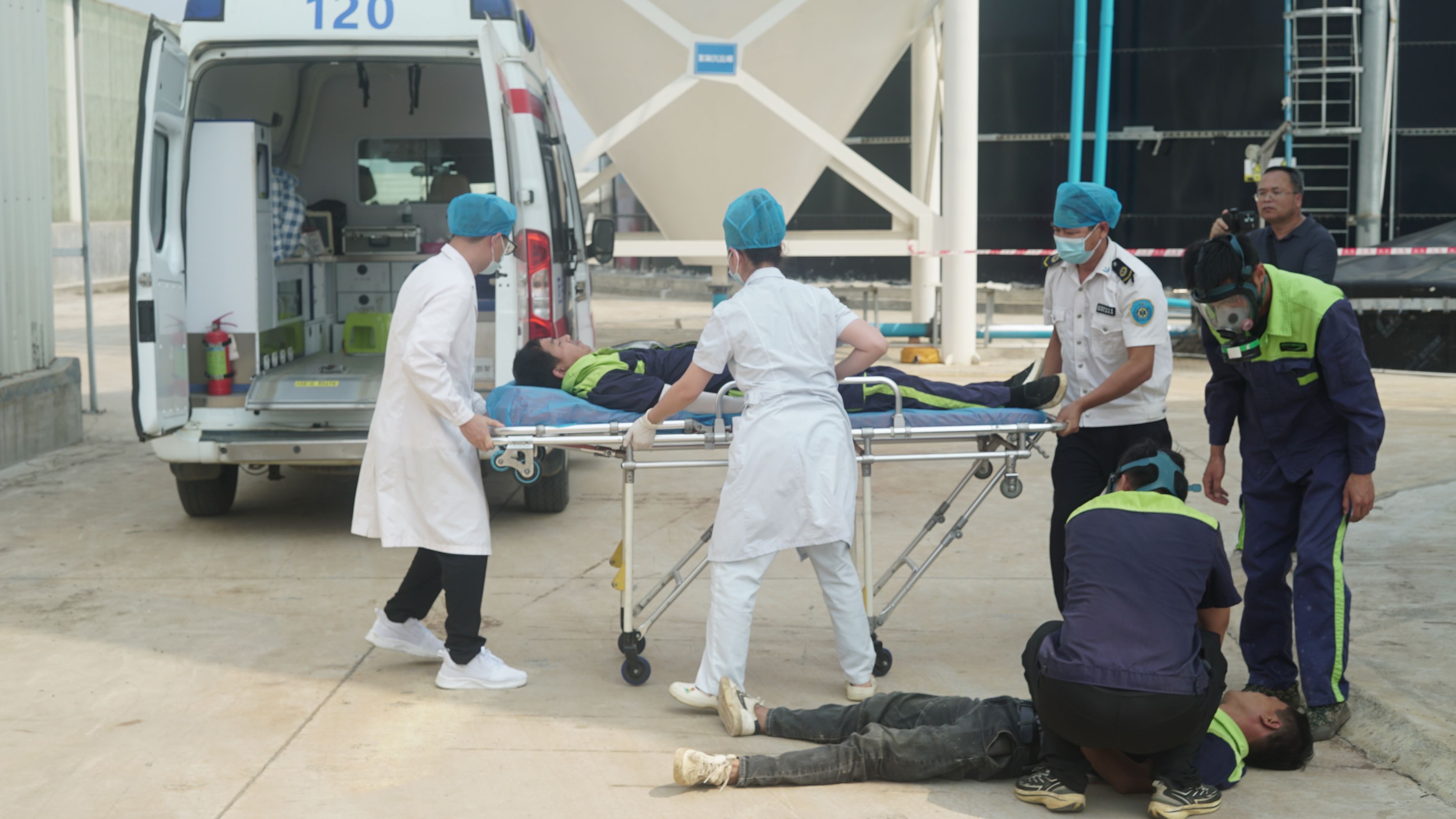 2.演練人員模擬救援傷員(主辦方供圖).jpeg