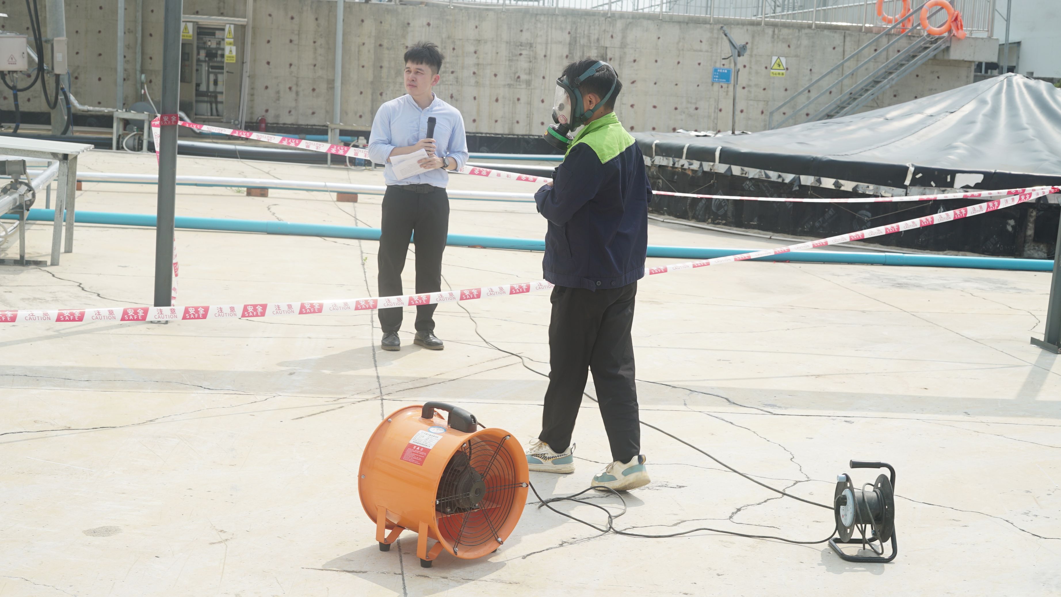 3.演練人員模擬使用通風(fēng)設(shè)備通風(fēng)(主辦方供圖).jpeg