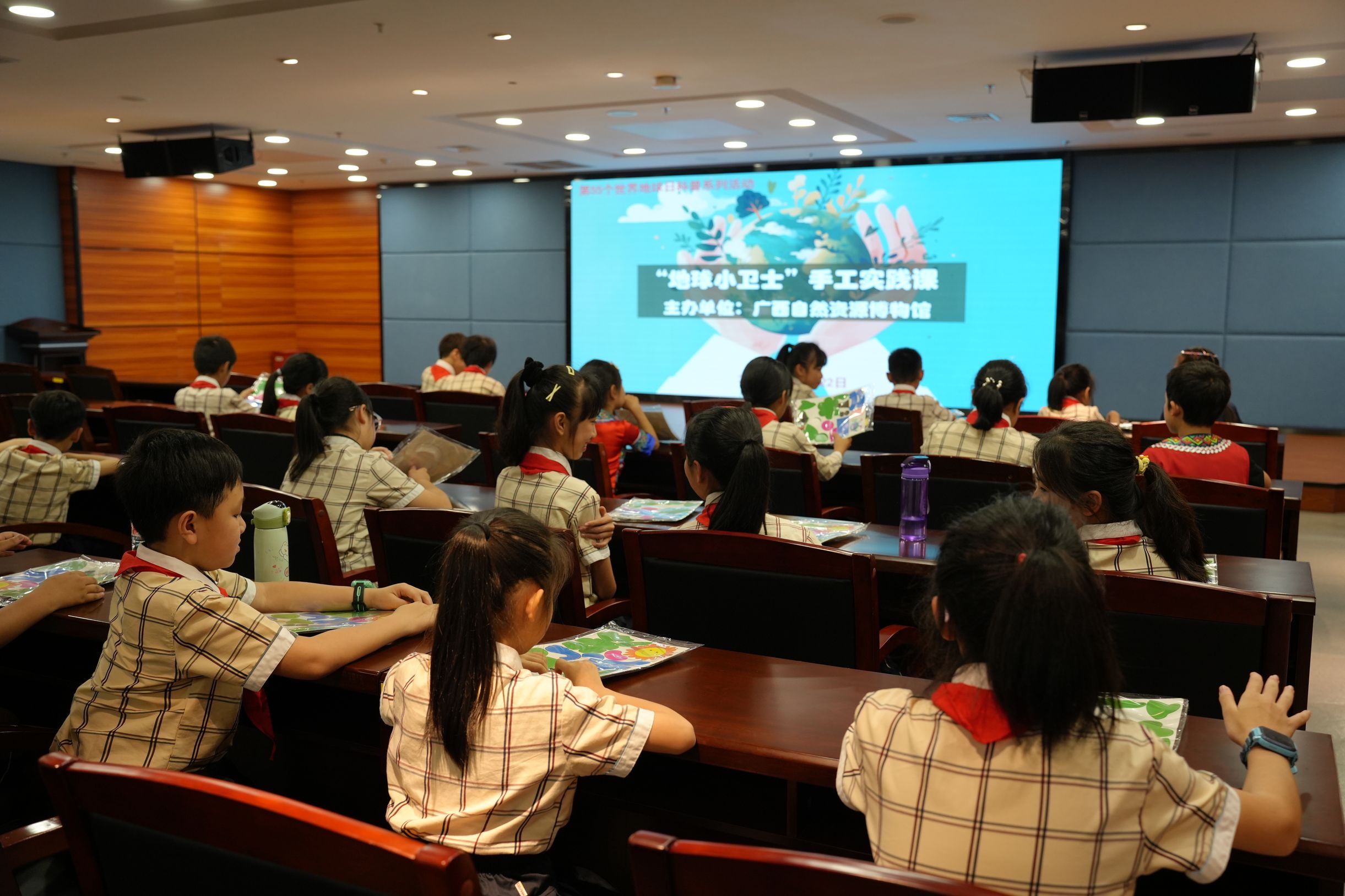 3.手工實(shí)踐課（莫萍 攝）.JPG