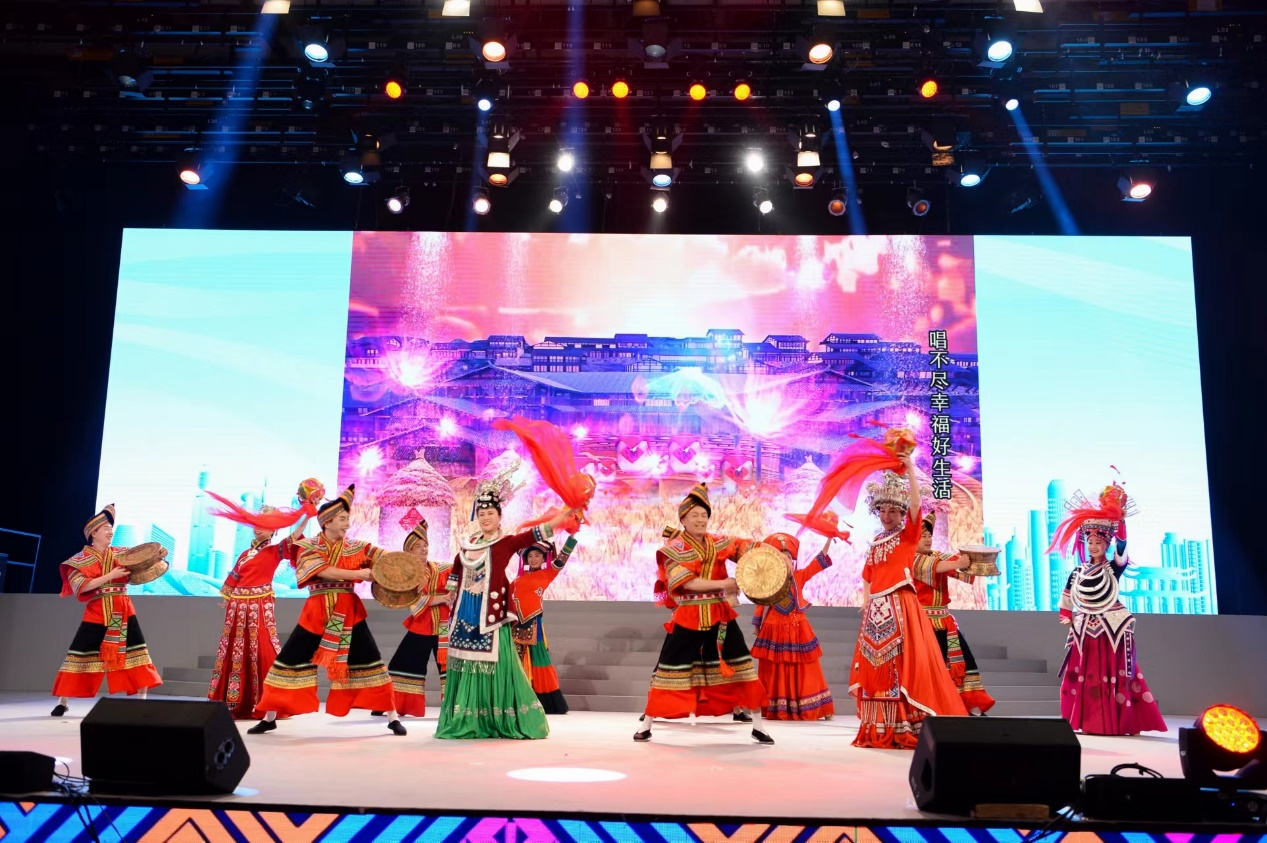 3、廣西戲劇院為港澳市民呈現(xiàn)精彩的廣西民俗文化節(jié)目演出.png
