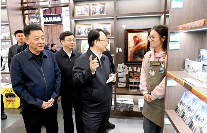 5月8日至9日，省委書記景俊海，省委副書記、省長胡玉亭在長白萬巷步行街隨機(jī)走訪沿街商舖，詳細(xì)了解經(jīng)營情況。鄒乃碩 攝.png