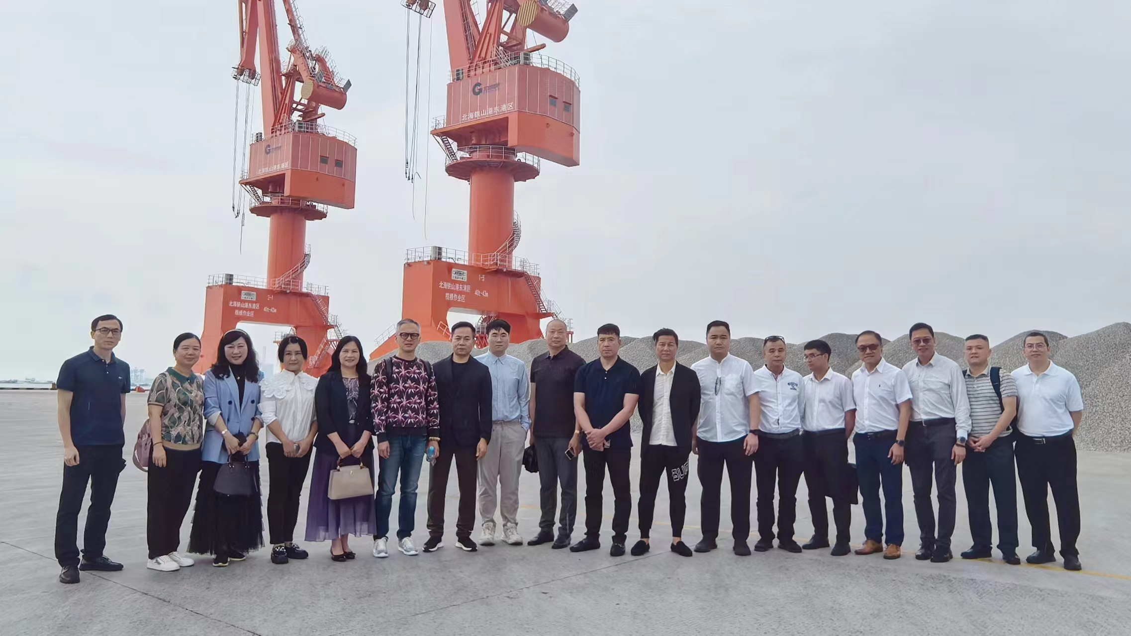 3.考察團(tuán)一行到訪玉林海港碼頭.jpg