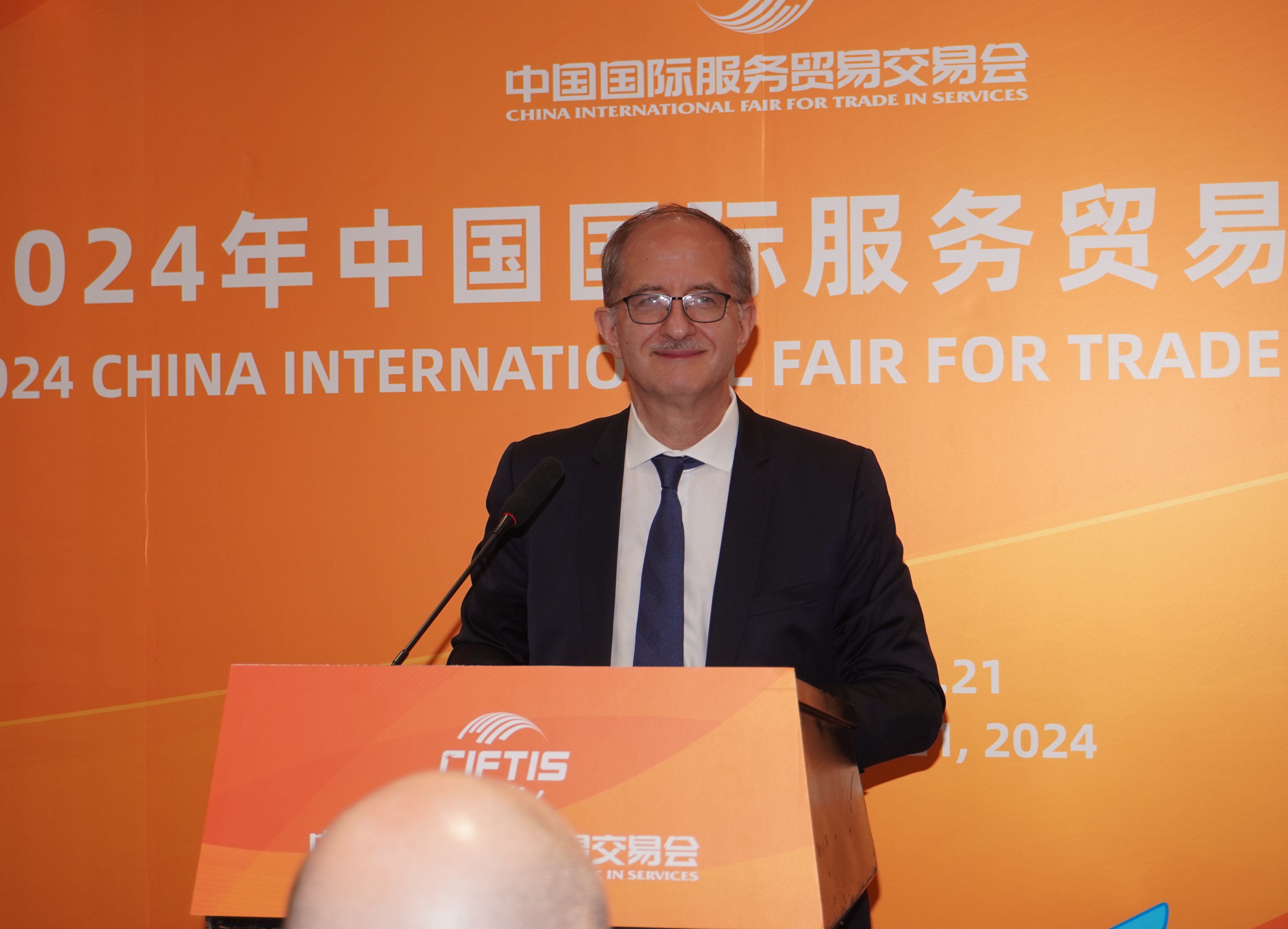 圖片2：法國駐華大使館商務投資參贊孔士嘉（Pascal Gondrand）詳細介紹了即將舉行的服貿(mào)會相關活動計劃，並回答媒體提問.jpg