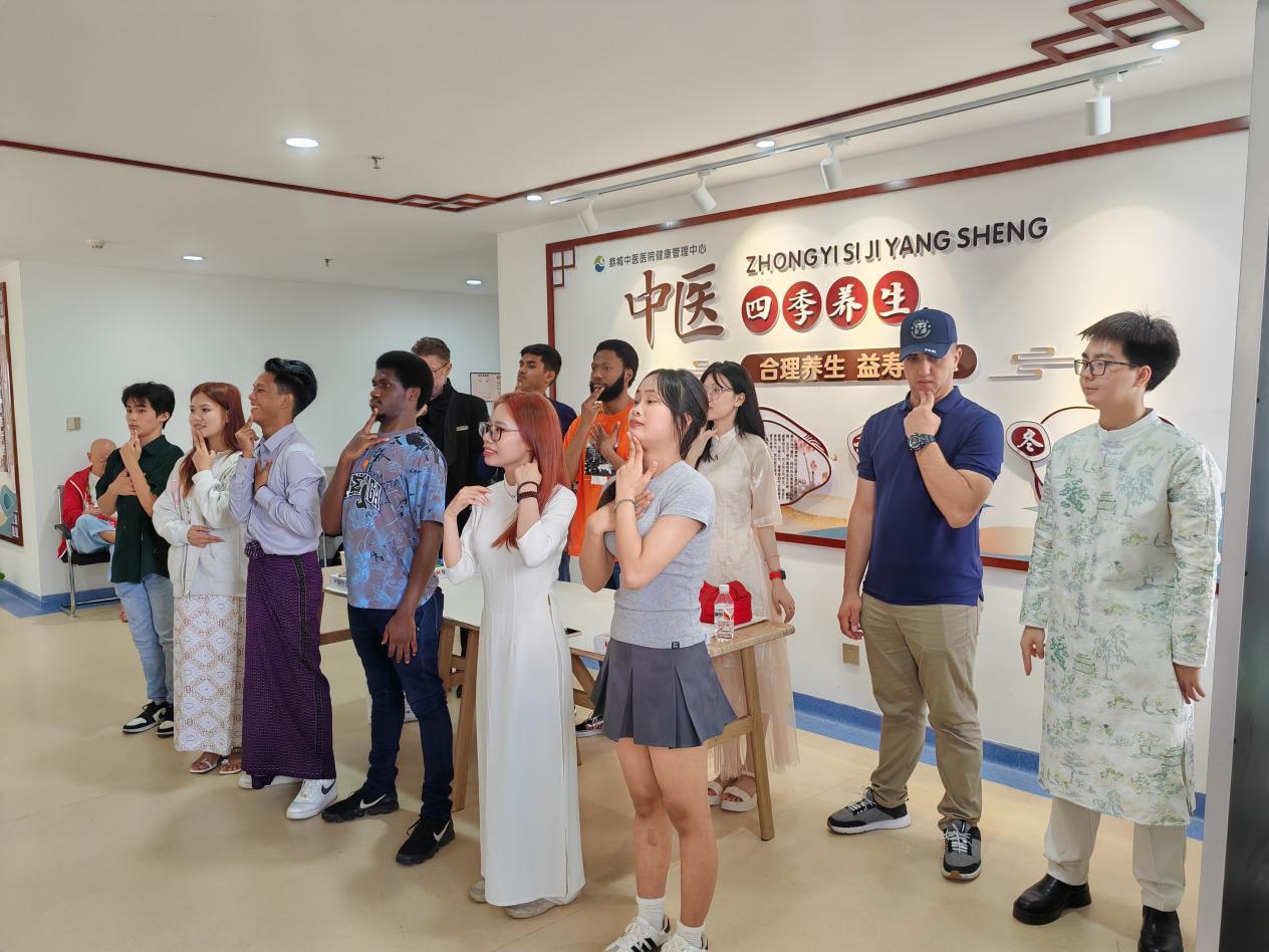 4.留學(xué)生體驗中瑤醫(yī)藥文化（主辦方供圖）.jpg