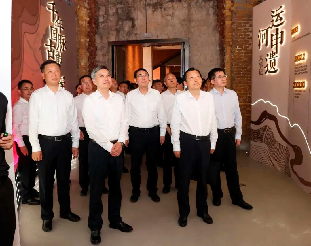 圖1圖說：開幕式當天，出席本次活動的領導和嘉賓一同參觀了大運河申遺十周年主題展覽和大運河文化帶建設成果展。.jpg