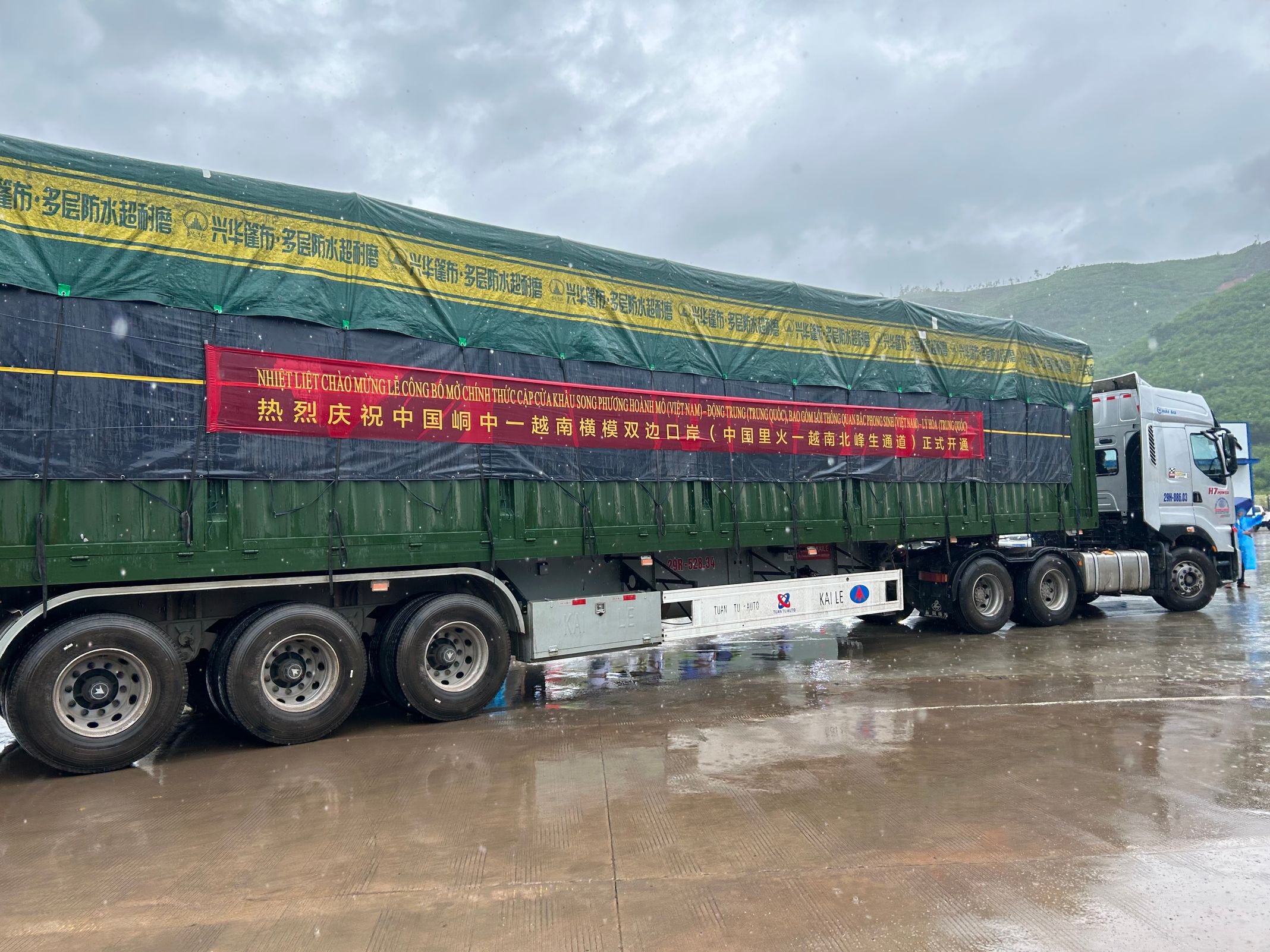 4.越方運輸車輛駛?cè)胫袊贾锌诎?jpg