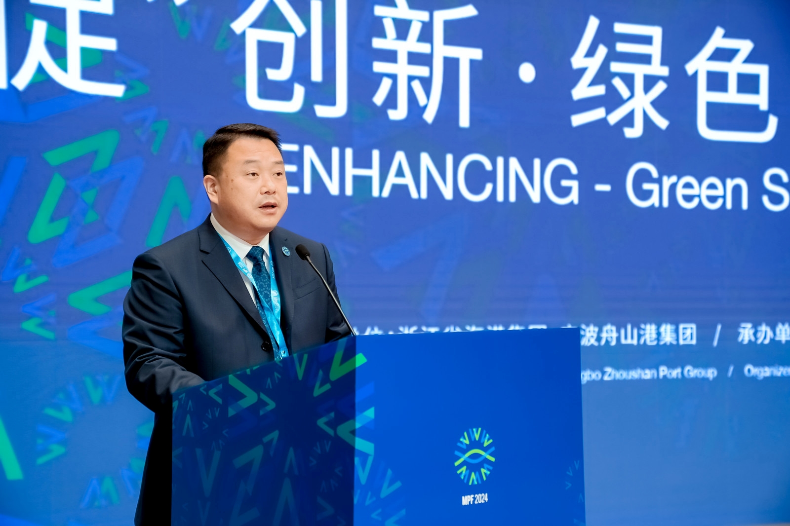 圖1圖說：浙江省海港集團、寧波舟山港集團黨委副書記、董事、總經理朱苗先生在2024海絲論壇之「促」創(chuàng)新·綠色智慧港口與可持續(xù)發(fā)展專題論壇上致辭。.jpg