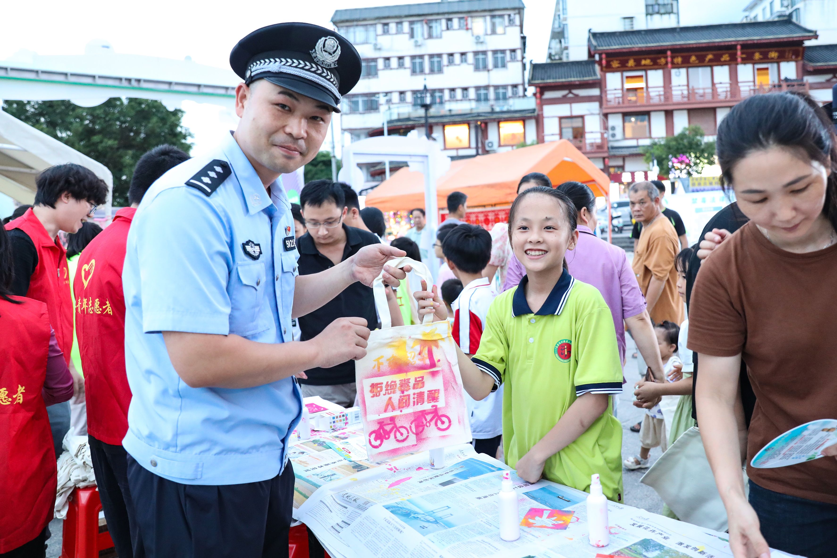 2.青少年手工創(chuàng)作禁毒產(chǎn)品(容縣融媒體中心 供圖).jpg