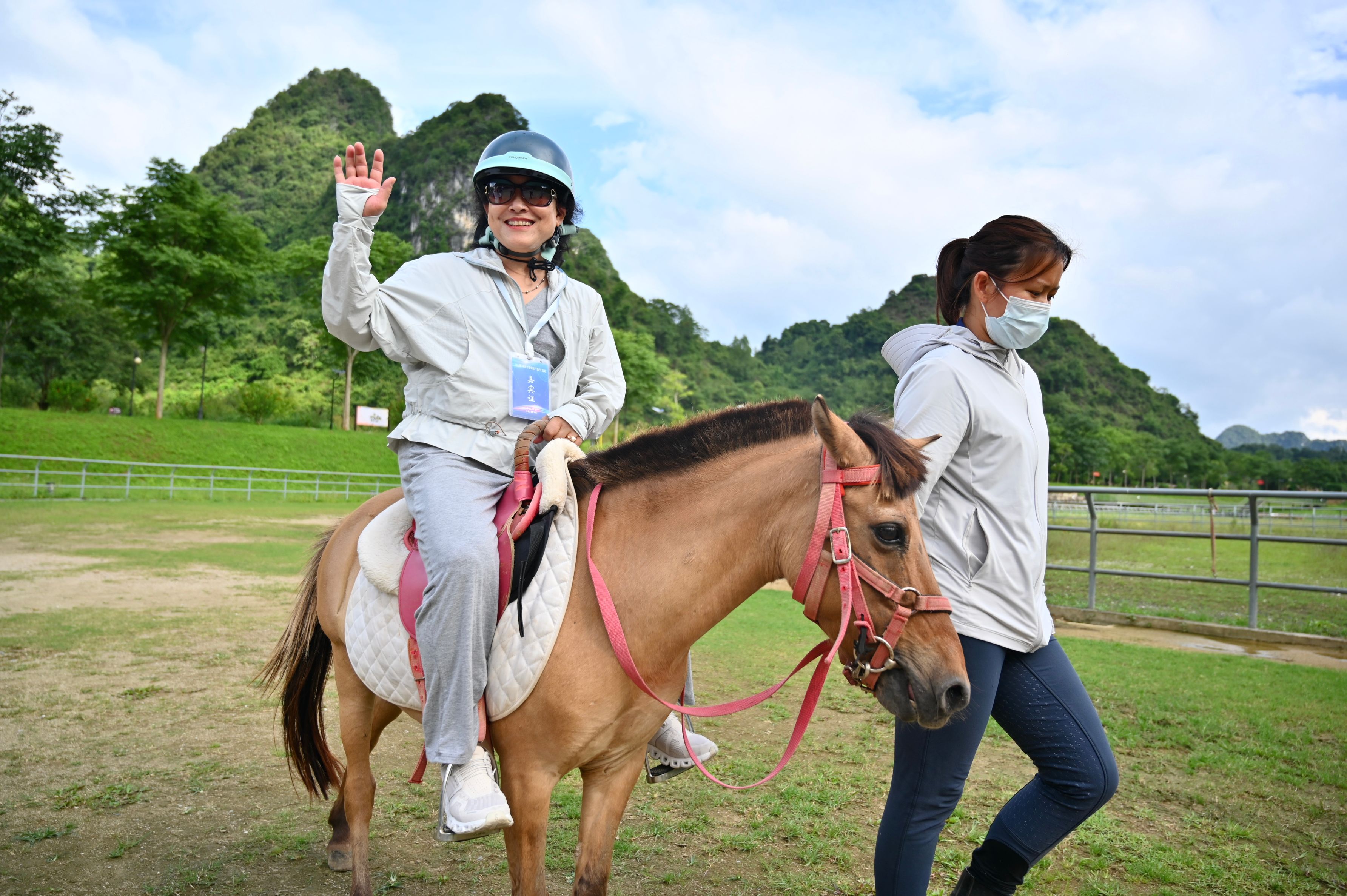 2.海外華文媒體代表體驗(yàn)騎乘矮馬（俞靖 攝）.jpg