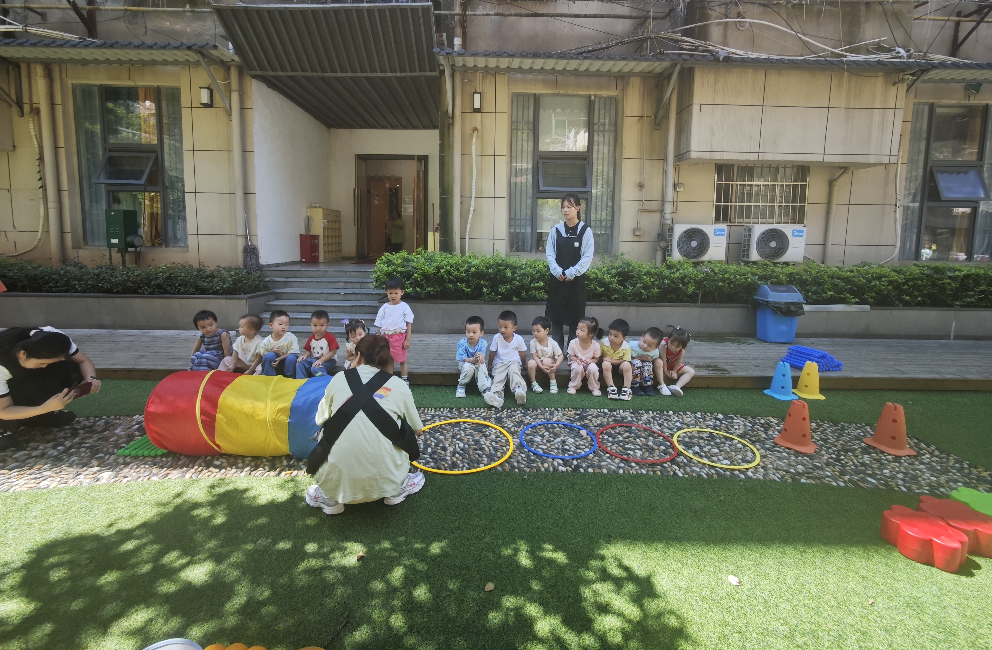 圖二  孩子們?cè)谏蠎敉庹n.jpg