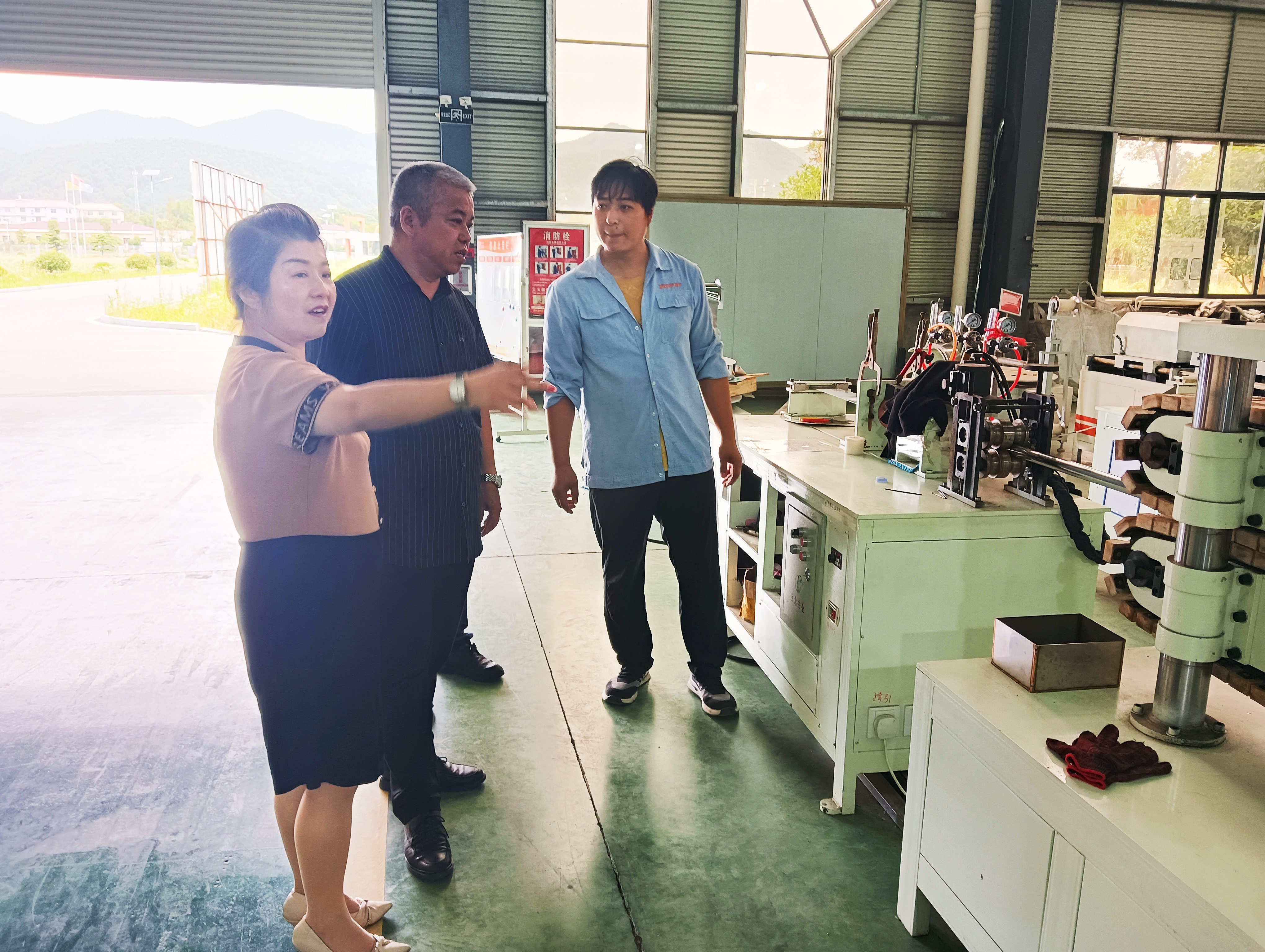 圖二  陳文輝總經理（左）向記者介紹生產情況.jpg
