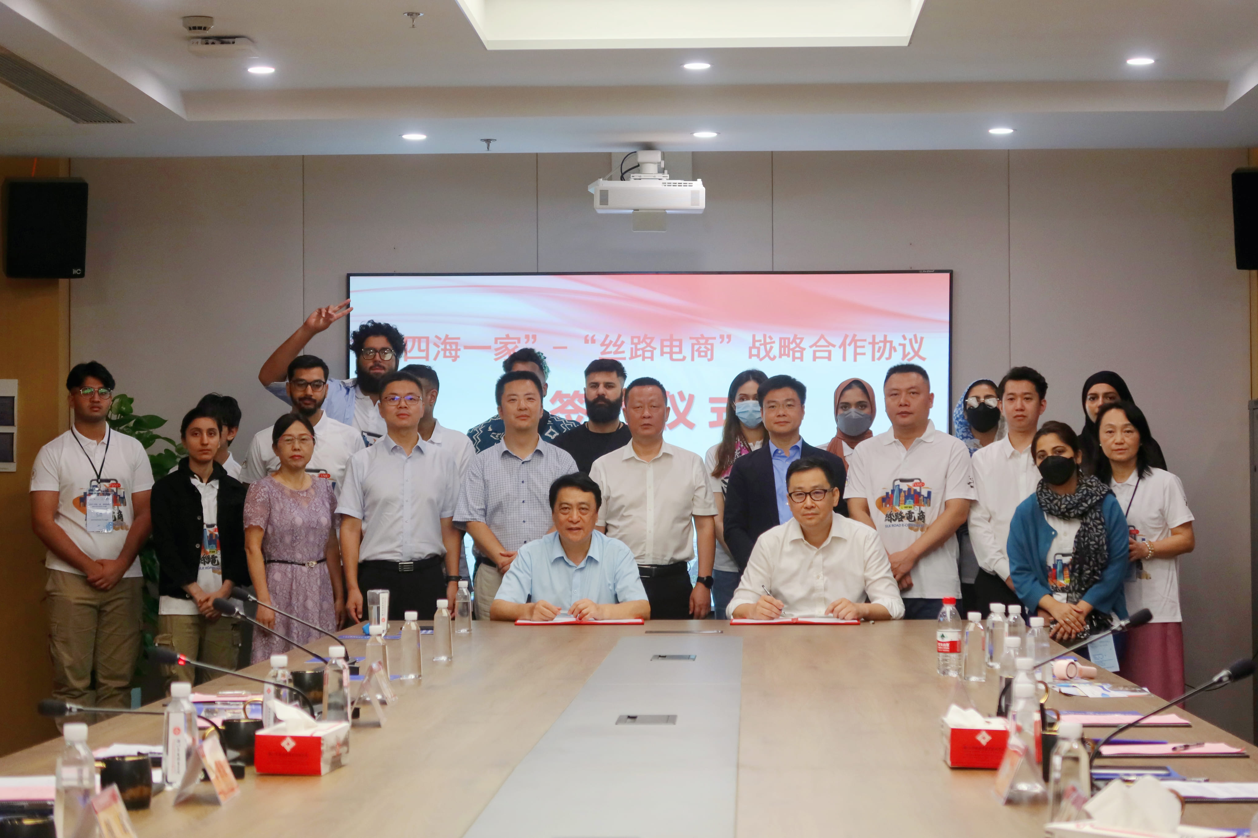 相片2 新家園總幹事黃頌(右)與浙江紡織服裝職業(yè)技術(shù)學(xué)院校長鄭衛(wèi)東(左)簽訂合作 (1).jpg