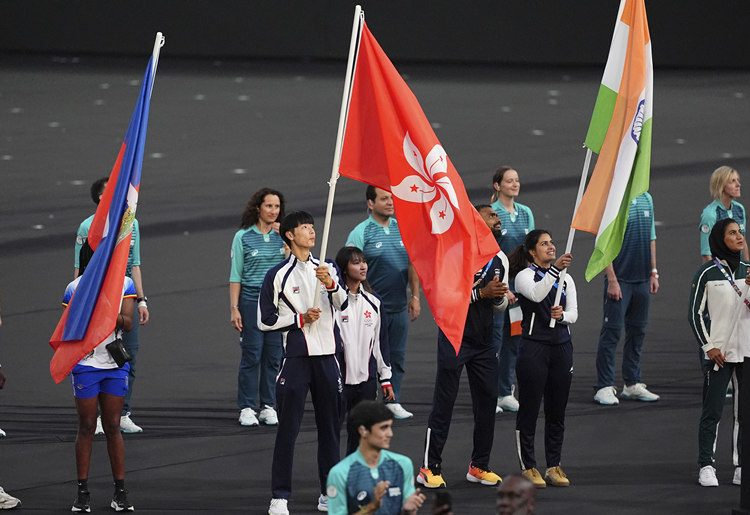 中國香港代表團(tuán)旗手在閉幕式入場。中新社記者 趙文宇 攝.jpg