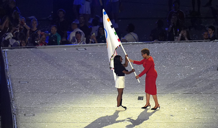 洛杉磯市市長卡倫·巴斯（右）從美國體操運(yùn)動(dòng)員手中接過奧運(yùn)會(huì)會(huì)旗。新華社記者 江文耀 攝.jpg